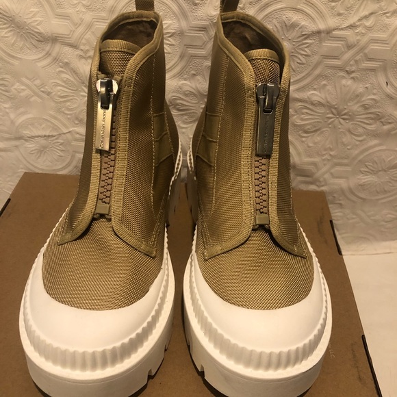 Calvin Klein Berti Chelsea lug sole boots in beige women’s size 8 brand new - Picture 8 of 13